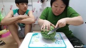 吃瓜 母子,温馨日常中的欢乐时光 第1张 吃瓜 母子,温馨日常中的欢乐时光 第1张